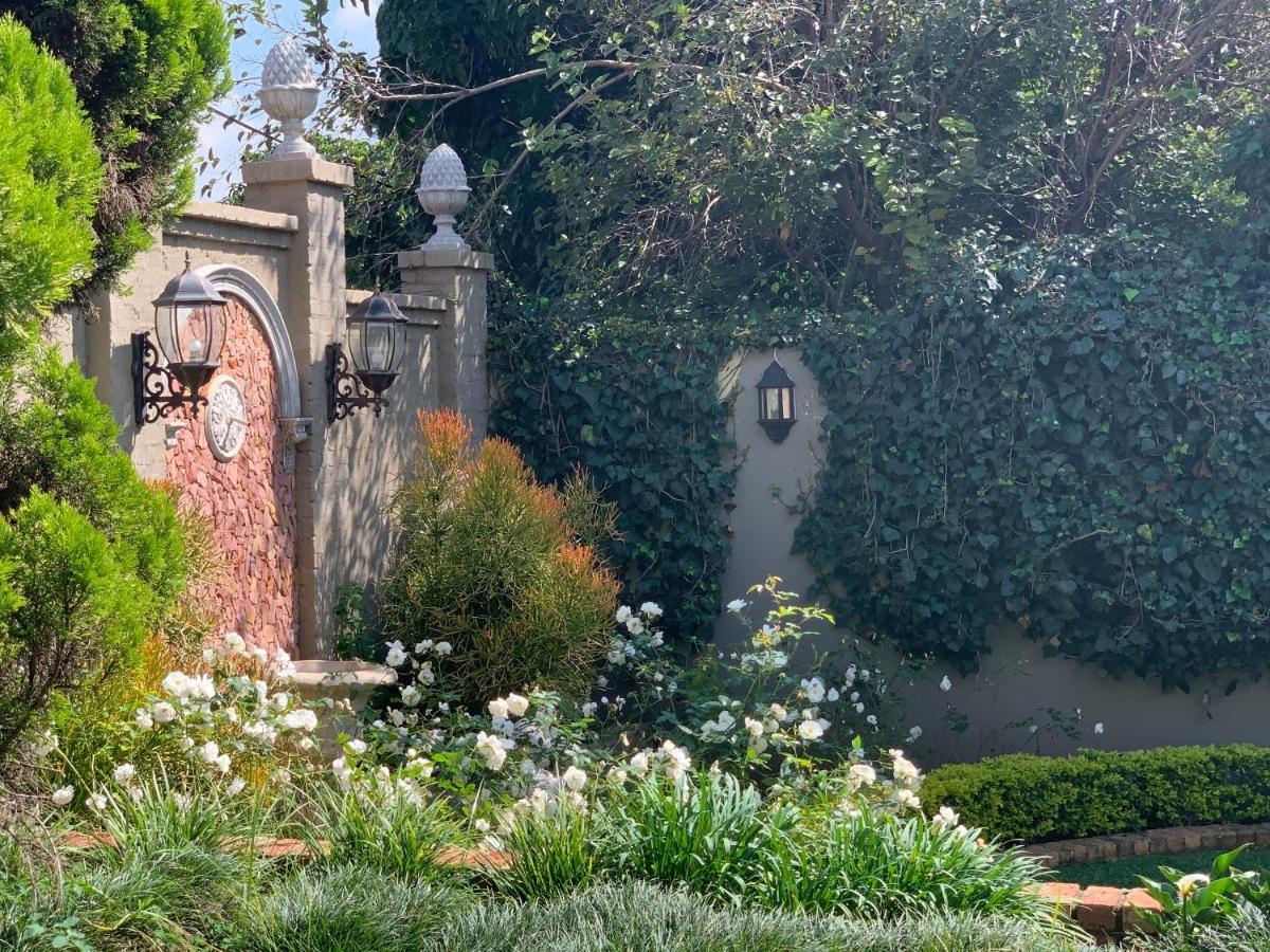 Villa Lugano Guesthouse โจฮันเนสเบิร์ก ภายนอก รูปภาพ